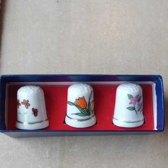 Assorted Collectible Thimbles Set - Picture 5 of 16